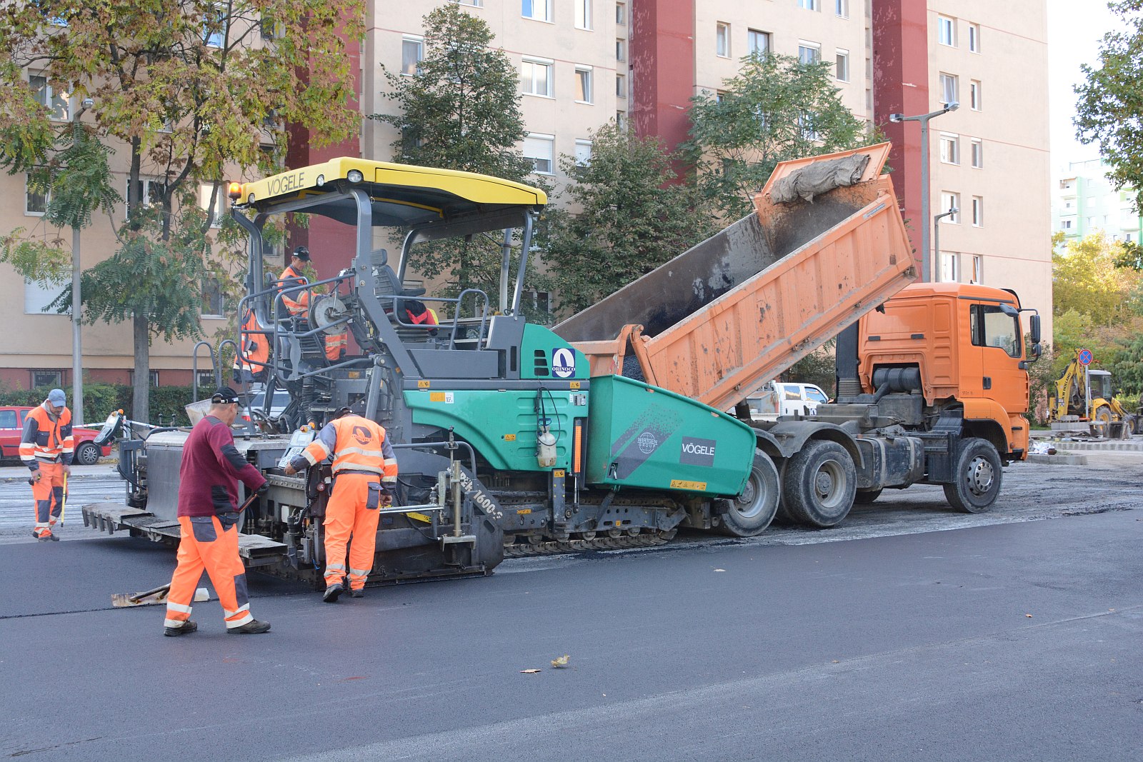 A héten elkészülnek a parkoló felújításával a Gáz utca 18 mögött