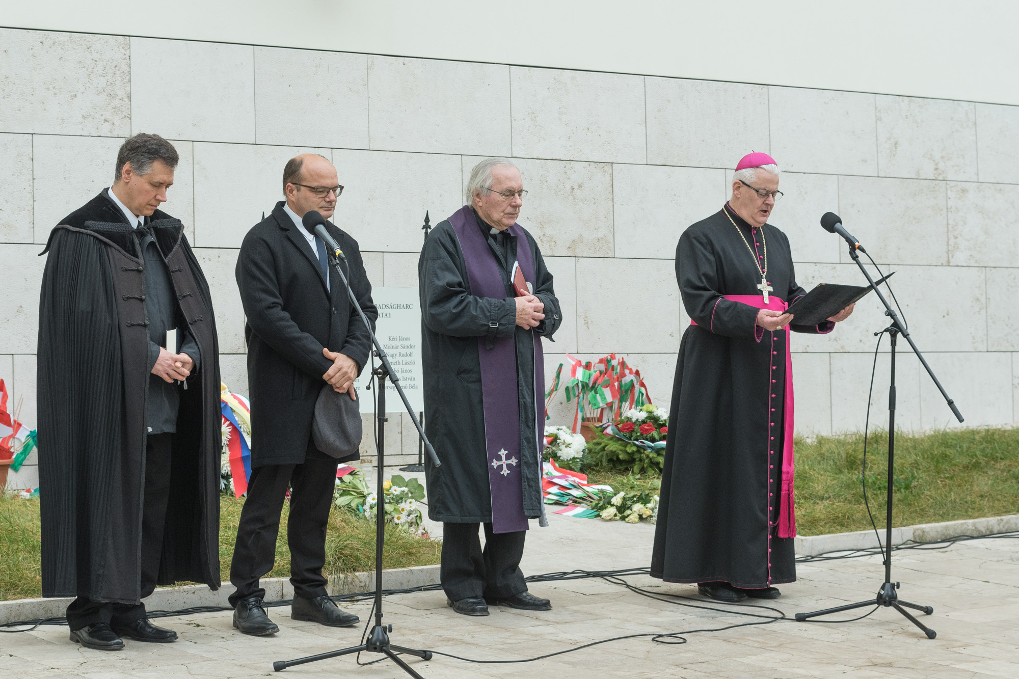 A történelmi egyházak emlékeztek a Székesegyház 56-os emlékkeresztjénél