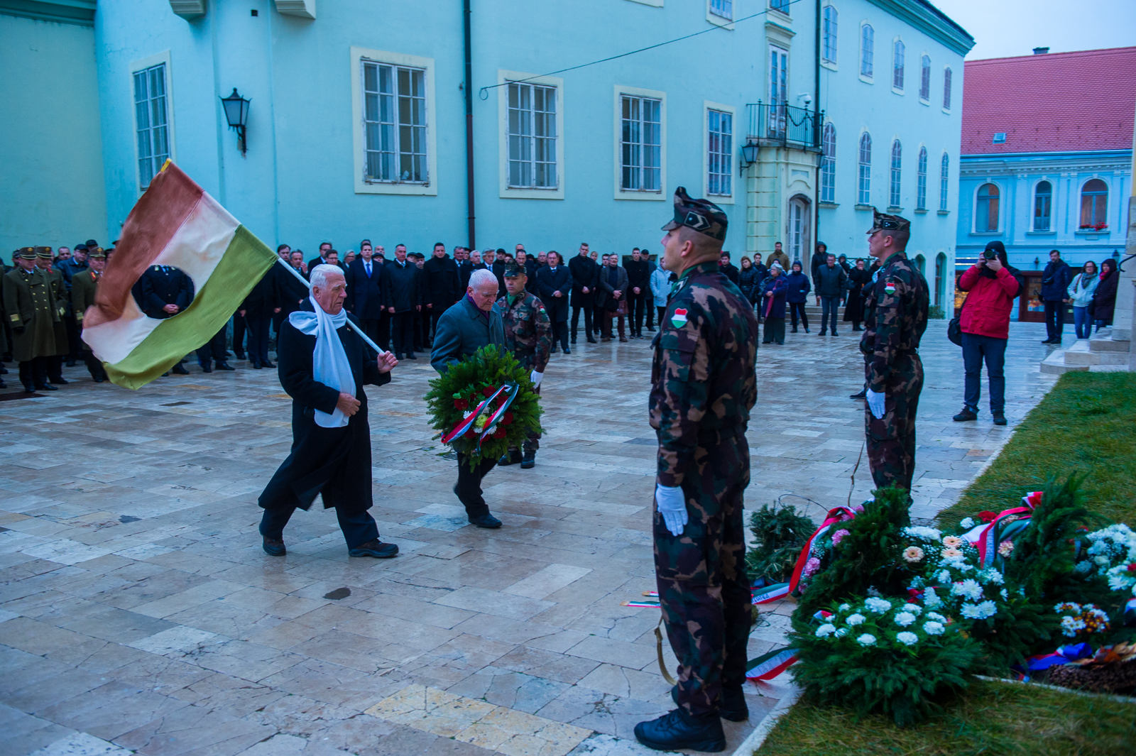 Néma koszorúzás az 56-os emlékkeresztnél Fehérváron