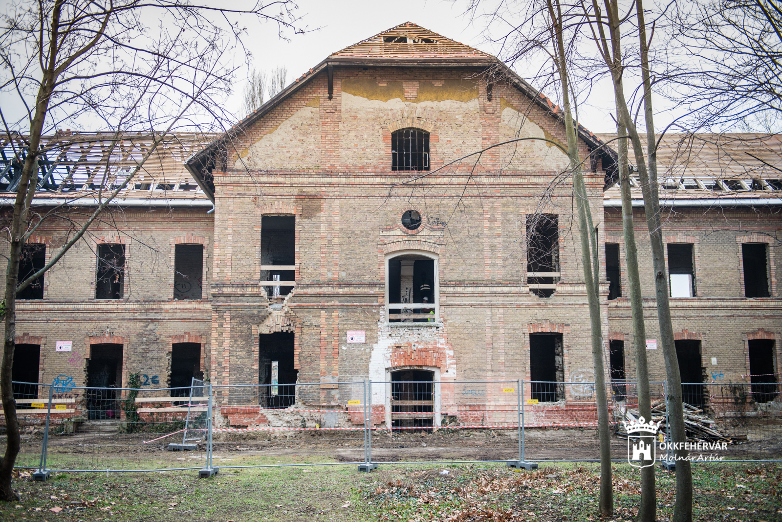 Így kezdődött a volt laktanyaépület felújítása a Corvinuson