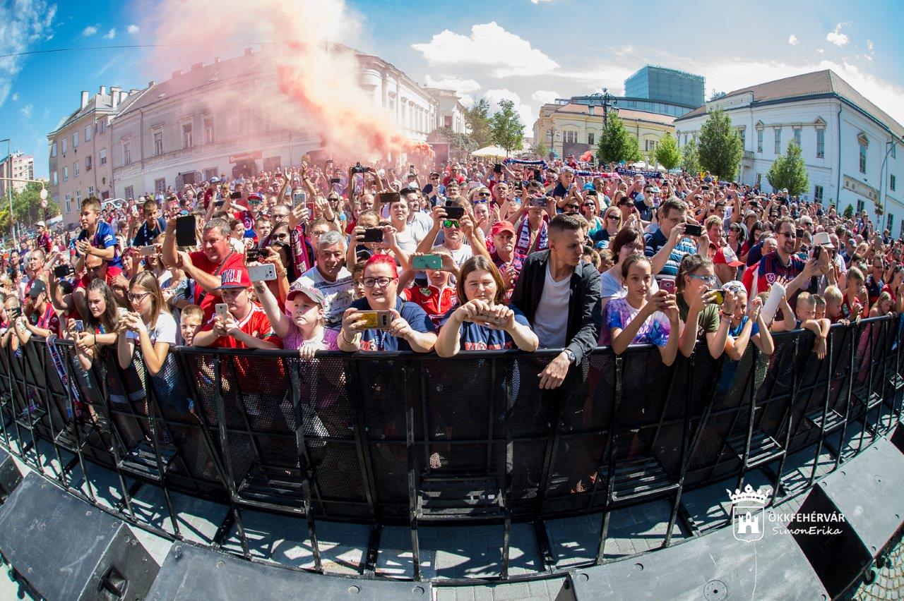 Bajnoki éremátadó és ünnep Fehérvár belvárosában