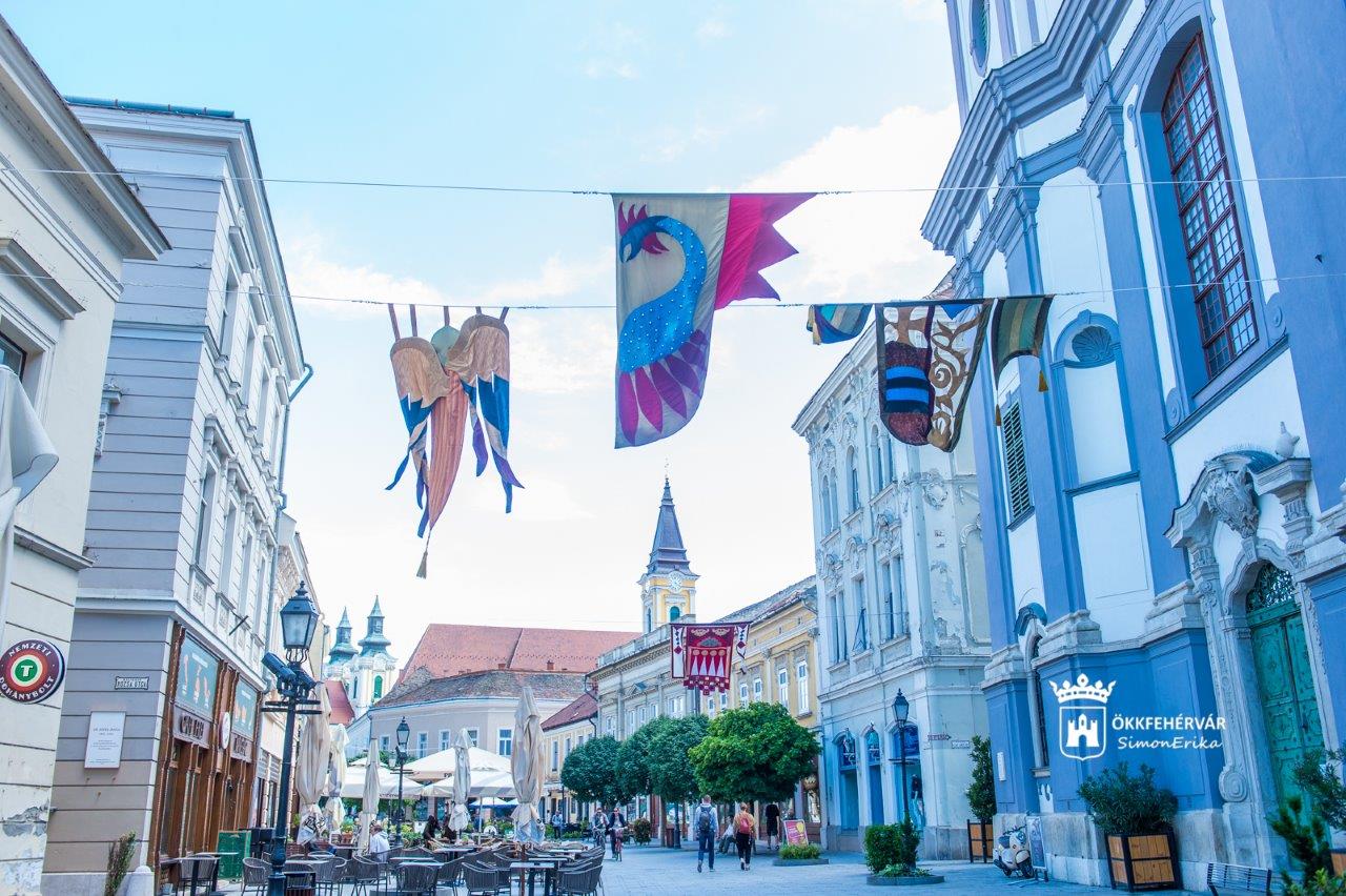 Így lengenek a művészzászlók a székesfehérvári Fő utcán