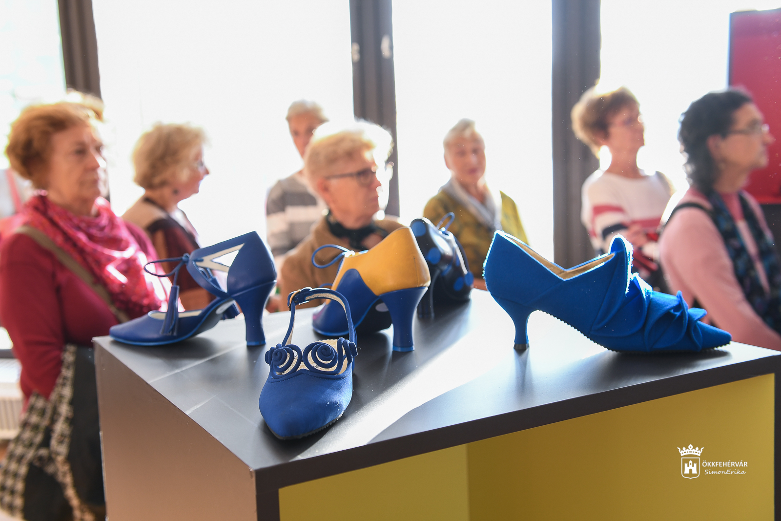 Illés Kati cipőtervező alkotásaiból nyílt kiállítás