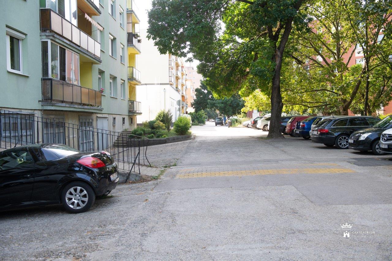 Út és parkoló felújítás kezdődik a Deák Ferenc utcában