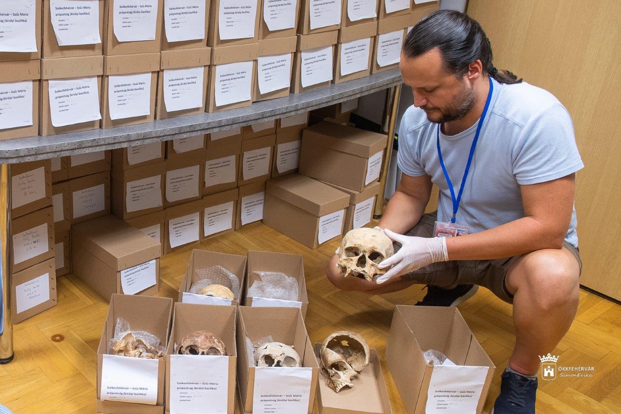 Képeken az osszáriumban található csontok azonosítása