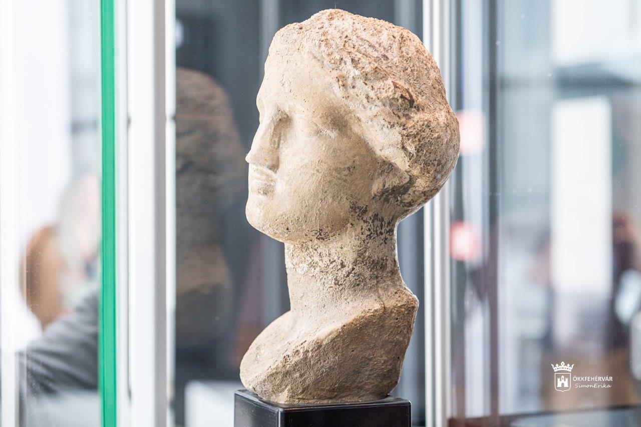Bemutatták az aukción vásárolt, fehérvári eredetű, Vénusz szobor fejet a Múzeumban
