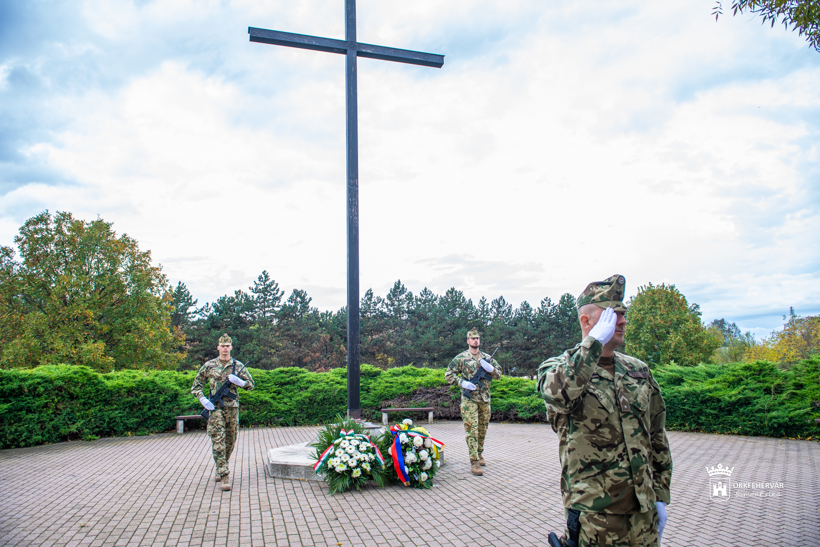 Néma koszorúzással emlékeztek halottak napja alkalmából az elhunyt katonák emléke előtt