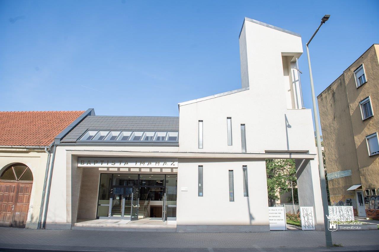 Átadták a Székesfehérvári Baptista Gyülekezet megújult imaházát