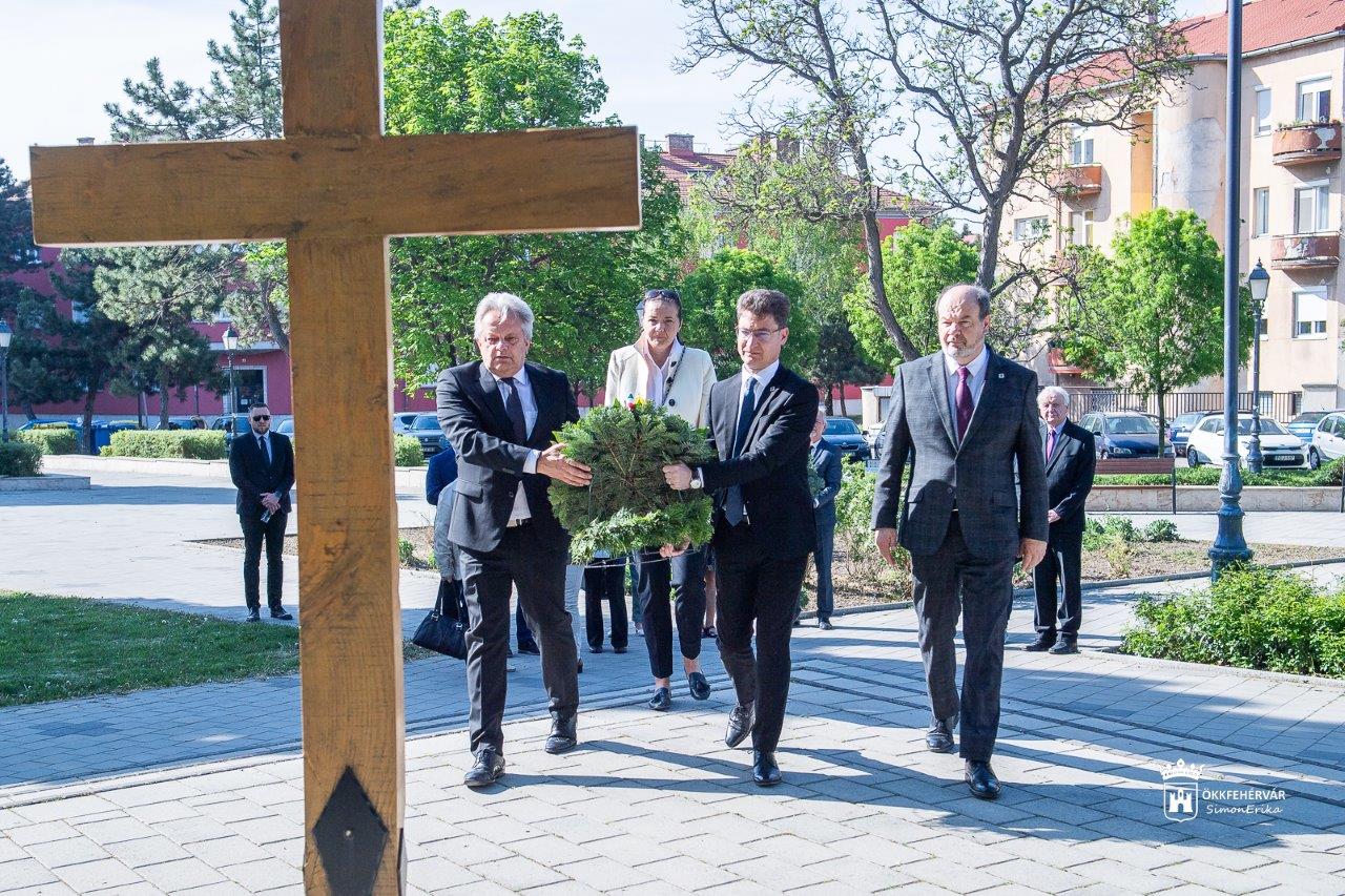 Katyni áldozatok emléknapja a Jávor Ottó téren