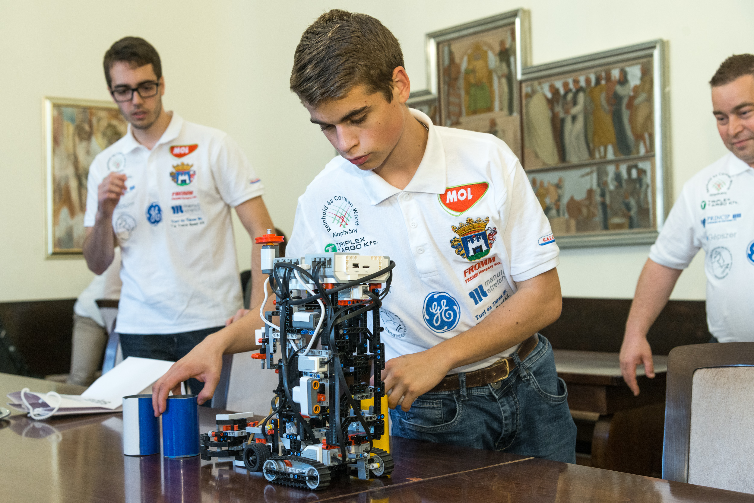Az „Eurobot Junior” robotépítő verseny döntőjébe jutott Telekis diákok a Városházán