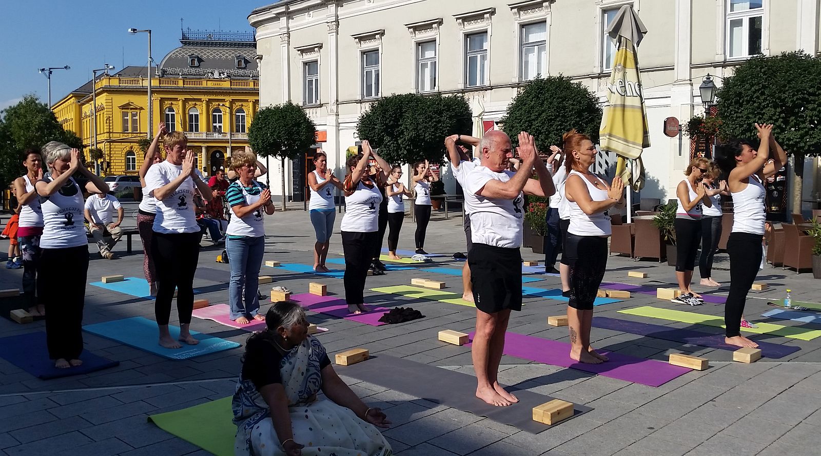 Flashmobbal népszerűsítették a jógát a Belvárosban