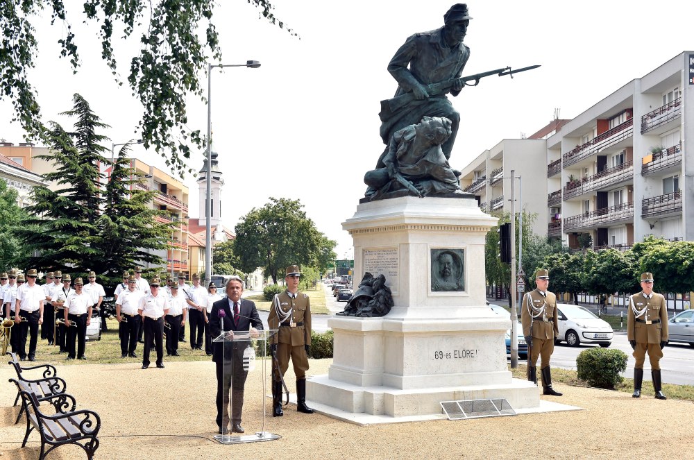 Újraavatták a „69-es előre!” I. világháborús emlékművet a Vörösmarty téren