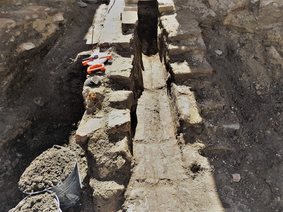 Középkori kőfaragványokat is találtak a Lépcső utcában