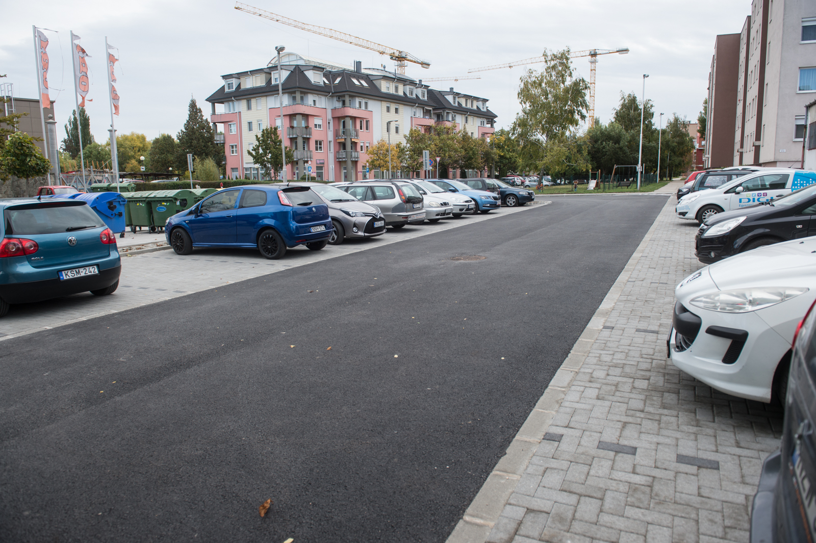 Több mint negyven új parkolóhely épült a Lövölde úton - parkosítással folytatják