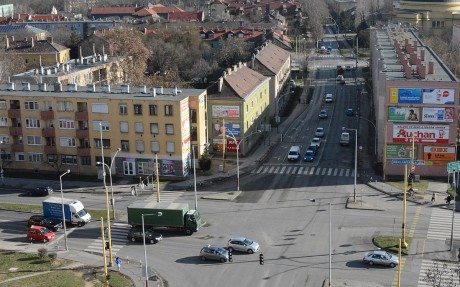 Ideiglenesen áthelyezték a református iskola előtti buszmegállót a Széchenyi úton