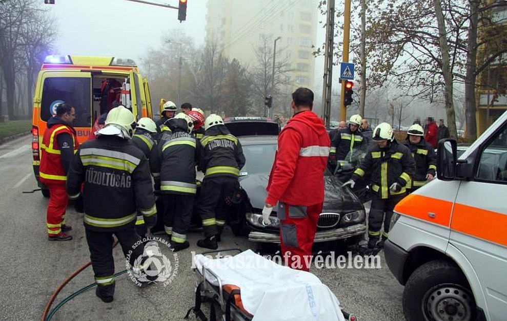 Beszorult sérültet is mentettek a reggeli Budai úti balesetben