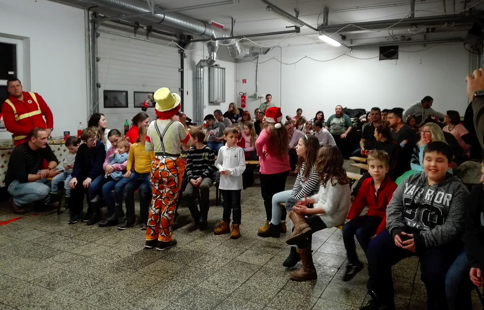 Közel 70 gyermeket ajándékozott meg a Mikulás a Székesfehérvári Mentőállomáson