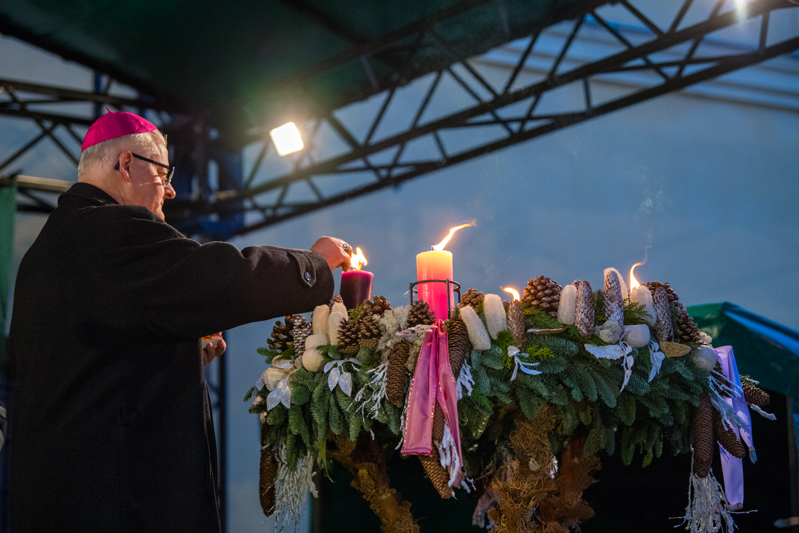 A negyedik gyertya tette teljessé advent fényeit a Püspöki Palota udvarán