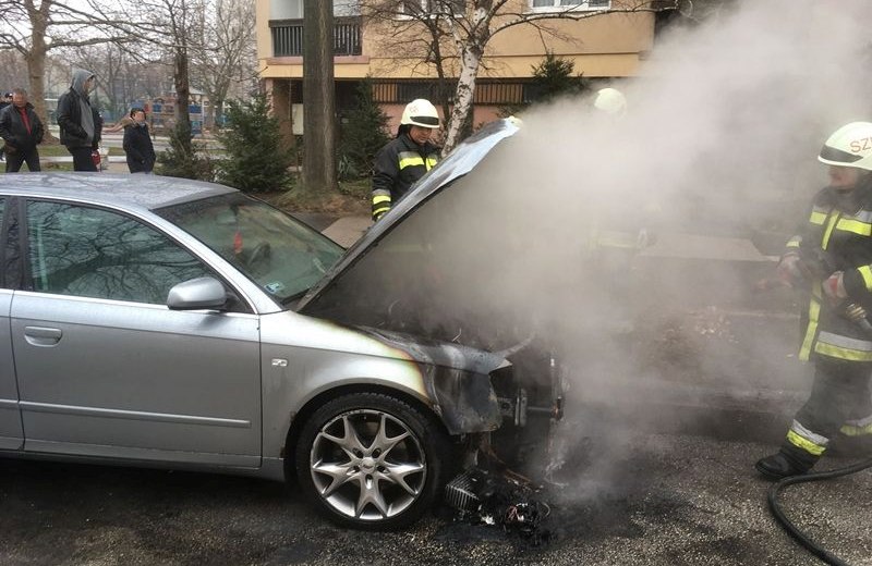 Egy autó motortere égett ki pénteken délelőtt a József Attila utcában