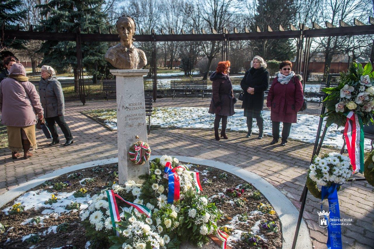 Kossuth Zsuzsanna szobra előtt tisztelegtek a Magyar Ápolók Napján