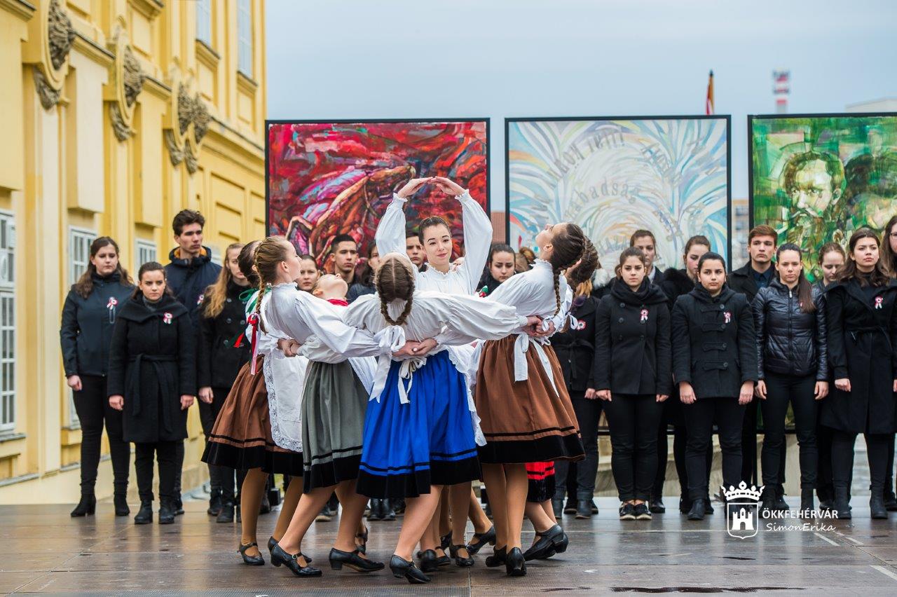 A Forradalom színei -  idén is utcaszínházi produkcióval idézték fel a fiatalok március 15-e eseményeit