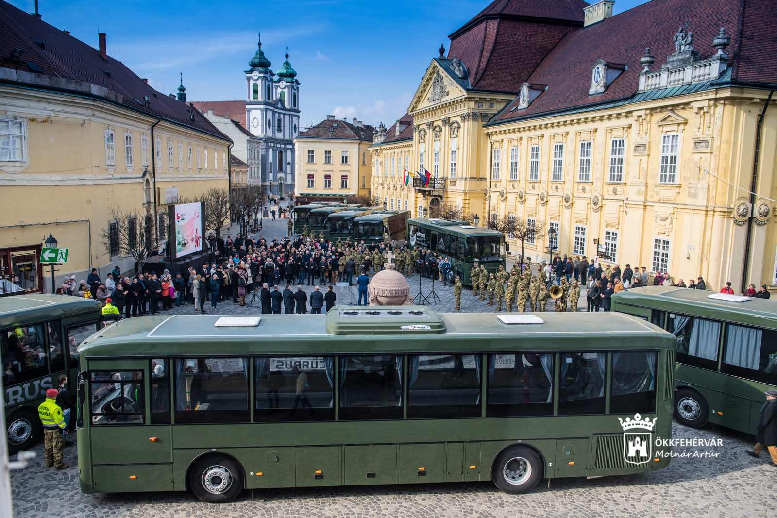 Újra szárnyal az Ikarus – a Városház téren adták át a honvédség számára készített buszokat