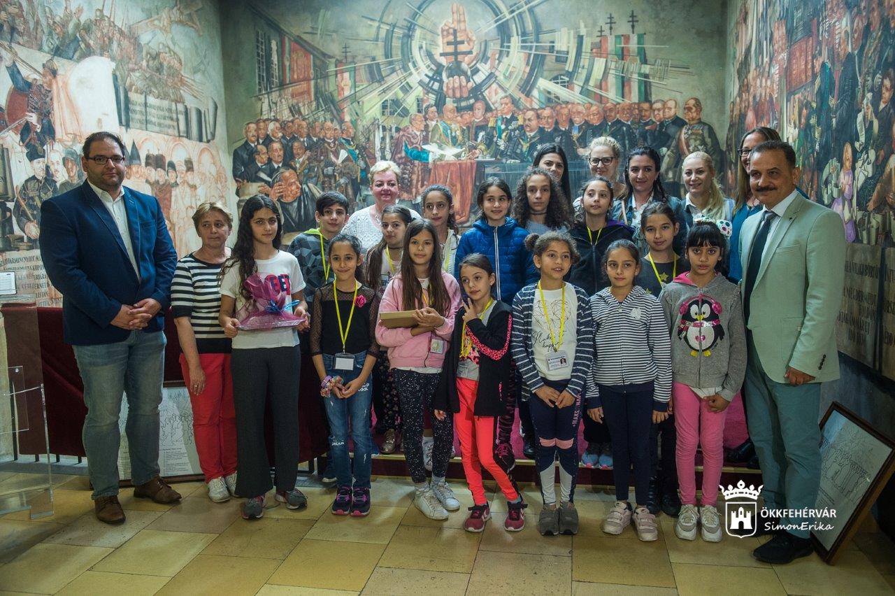 Ciprusi diákok látogattak a Városházára - csütörtökön balettműsort adnak a vendégek