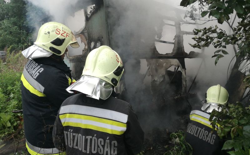 Lakókocsi borult lángba Székesfehérváron - senki sem sérült meg