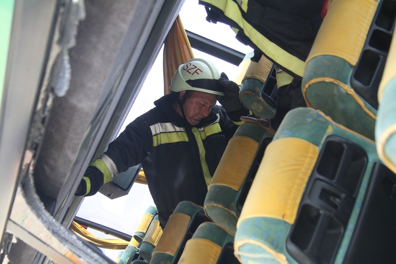 Így dolgoztak a fehérvári tűzoltók, mentők és rendőrük a buszbalesetnél