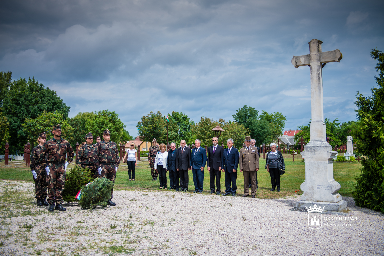 Főhajtás Fehérváron a háborúkban elesett katonák emléke előtt