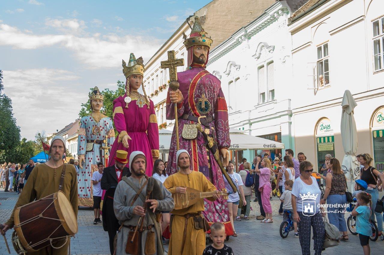 Ezen a hétvégén is hagyományőrzőkkel érkeznek az óriásbábok a Belvárosba
