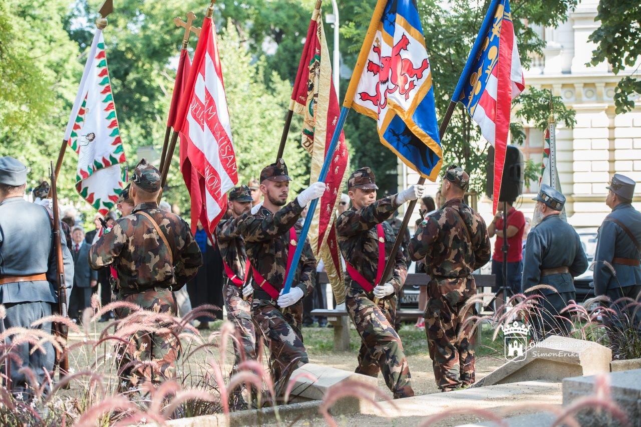 A 17-es gyalogezred hős katonáira emlékeztek a Zichy ligetben