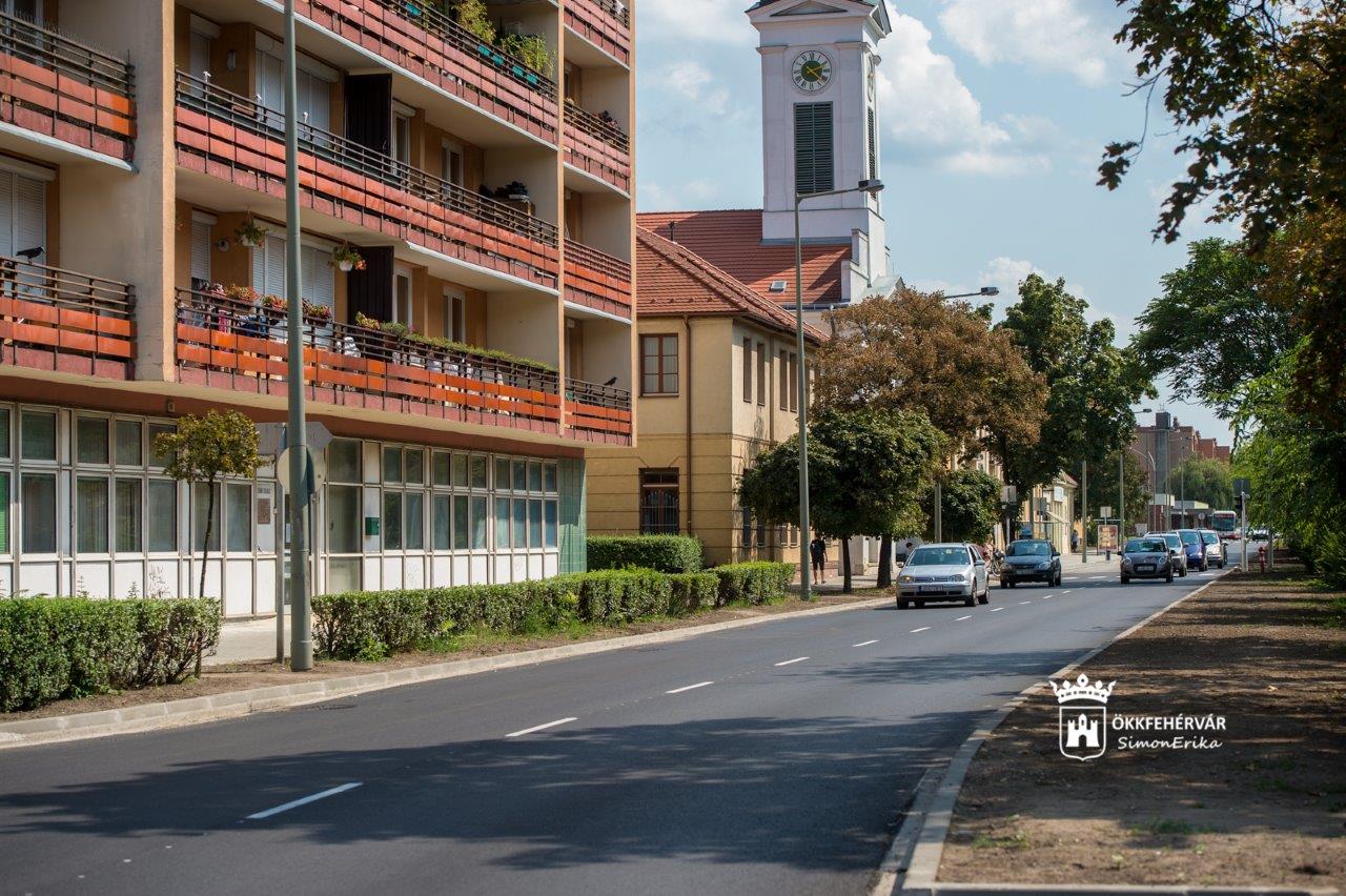 52 nap alatt befejeződött a Széchenyi úton az út- és járdafelújítás