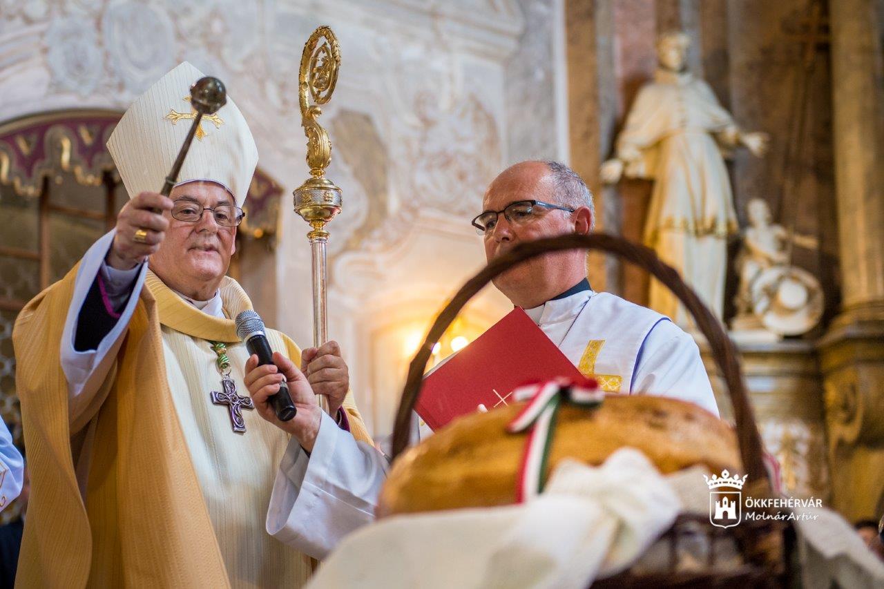 Kenyéráldás Szent István ünnepén - püspöki misével ünnepelt Székesfehérvár
