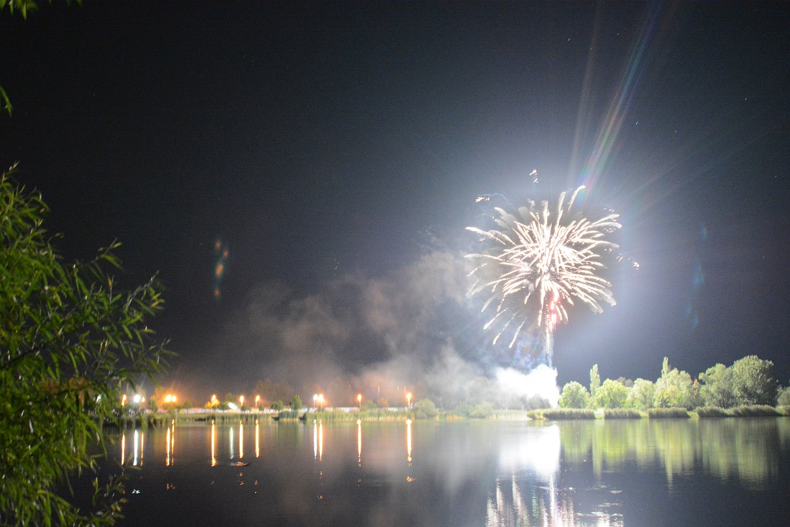 Este tízkor kezdődik az ünnepi tűzijáték a Palotavárosi tavaknál