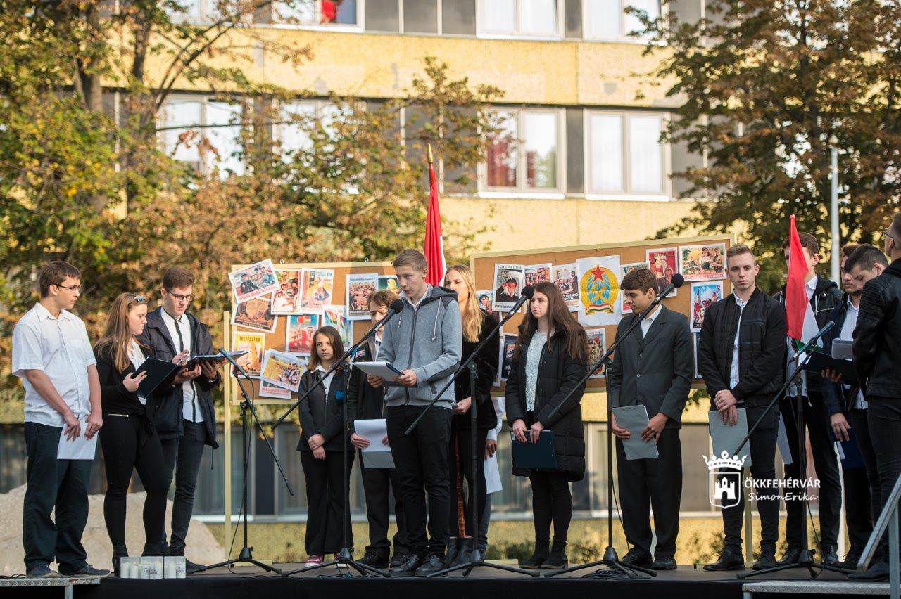 Két 56-os emlékhelyen tisztelgett pénteken a város diáksága a hősök előtt