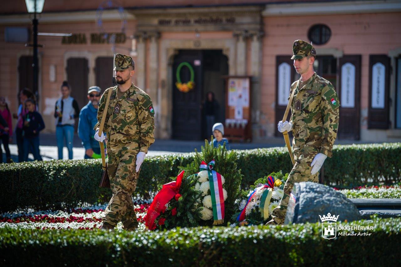 Hősi halottakra emlékeztek a katonatemetőkben és az emlékhelyeken