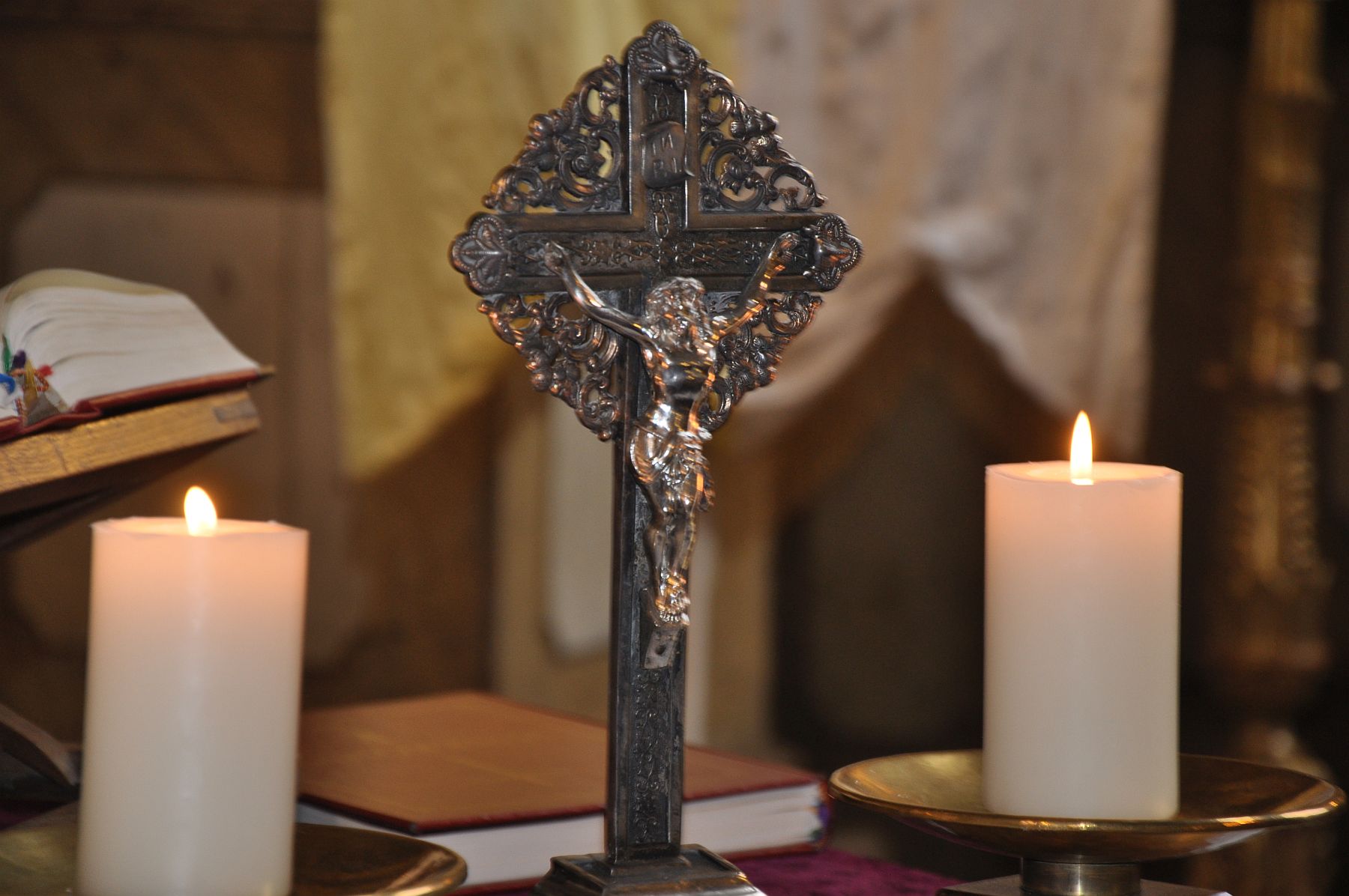 Online húsvéti misék, istentiszteletek és liturgiák órarendje Fehérvár templomaiból