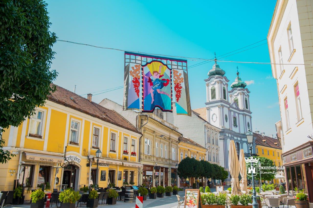 Művészzászlók lobognak a szélben a fehérvári Fó utcán