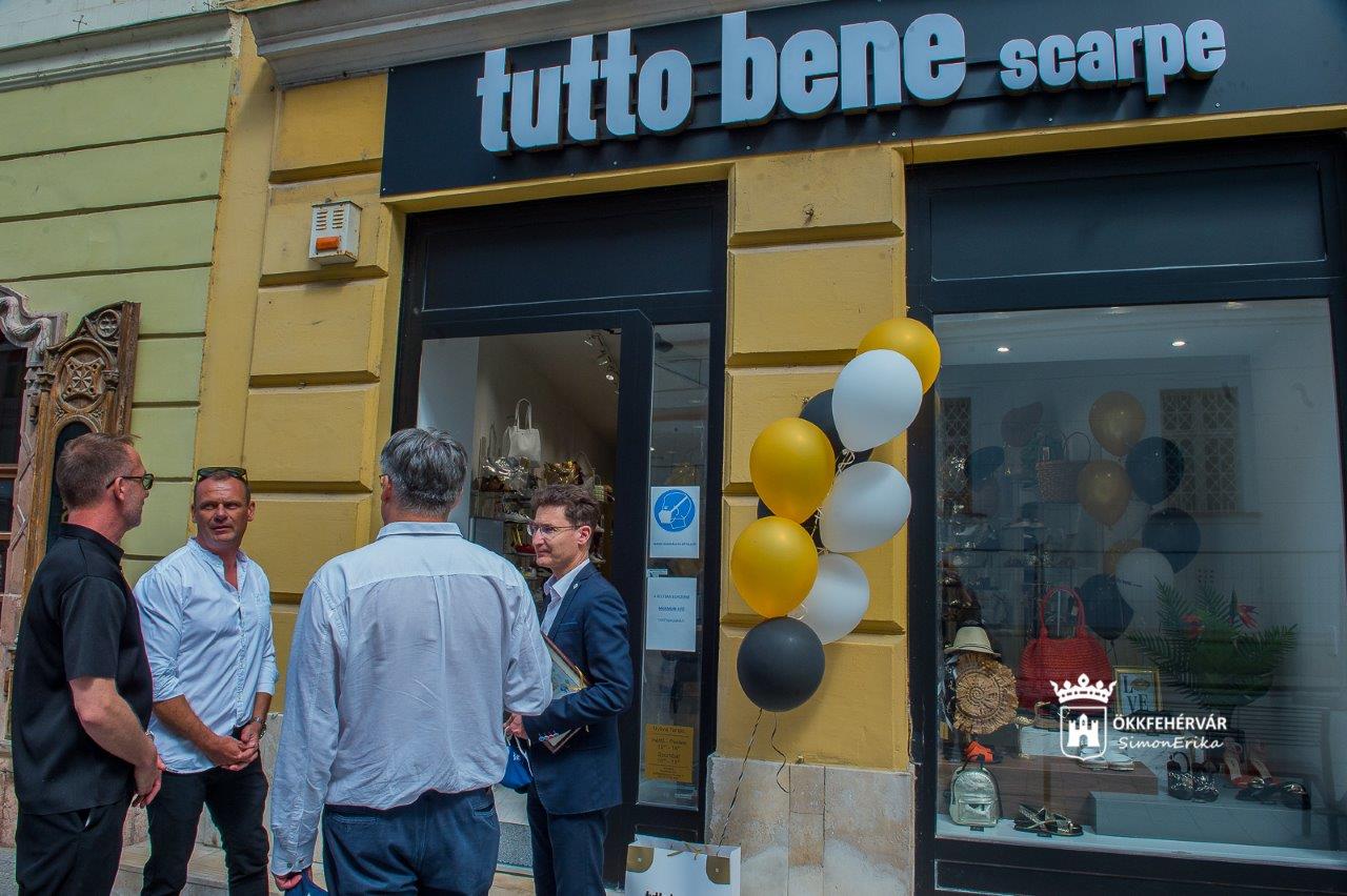 Az újraindítás jegyében - megnyílt a Tutto Bene Scarpe divatcipő-üzlet a Fő utcán