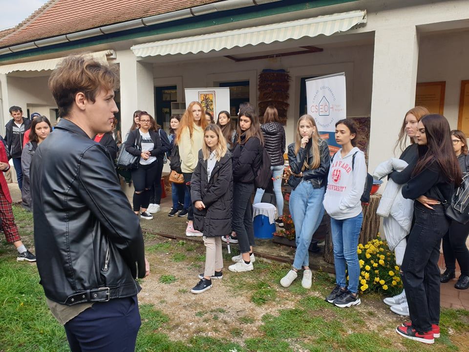 Fehérvári középiskolások és fogyatékkal élők szerezhettek közös élményeket a Rác utcában