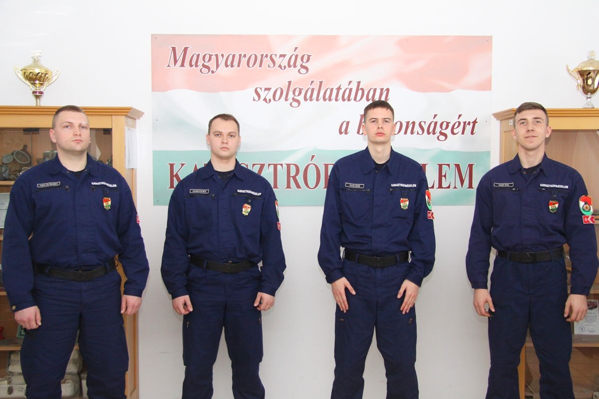Megkezdték a hivatásos szolgálatot - újonc tűzoltók érkeztek Székesfehérvárra is