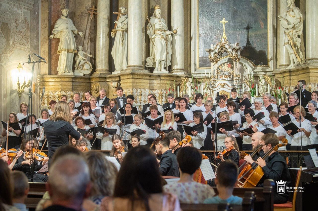Pünkösdi koncert az Alba Regia Vegyeskartól a Szent Imre Templomban