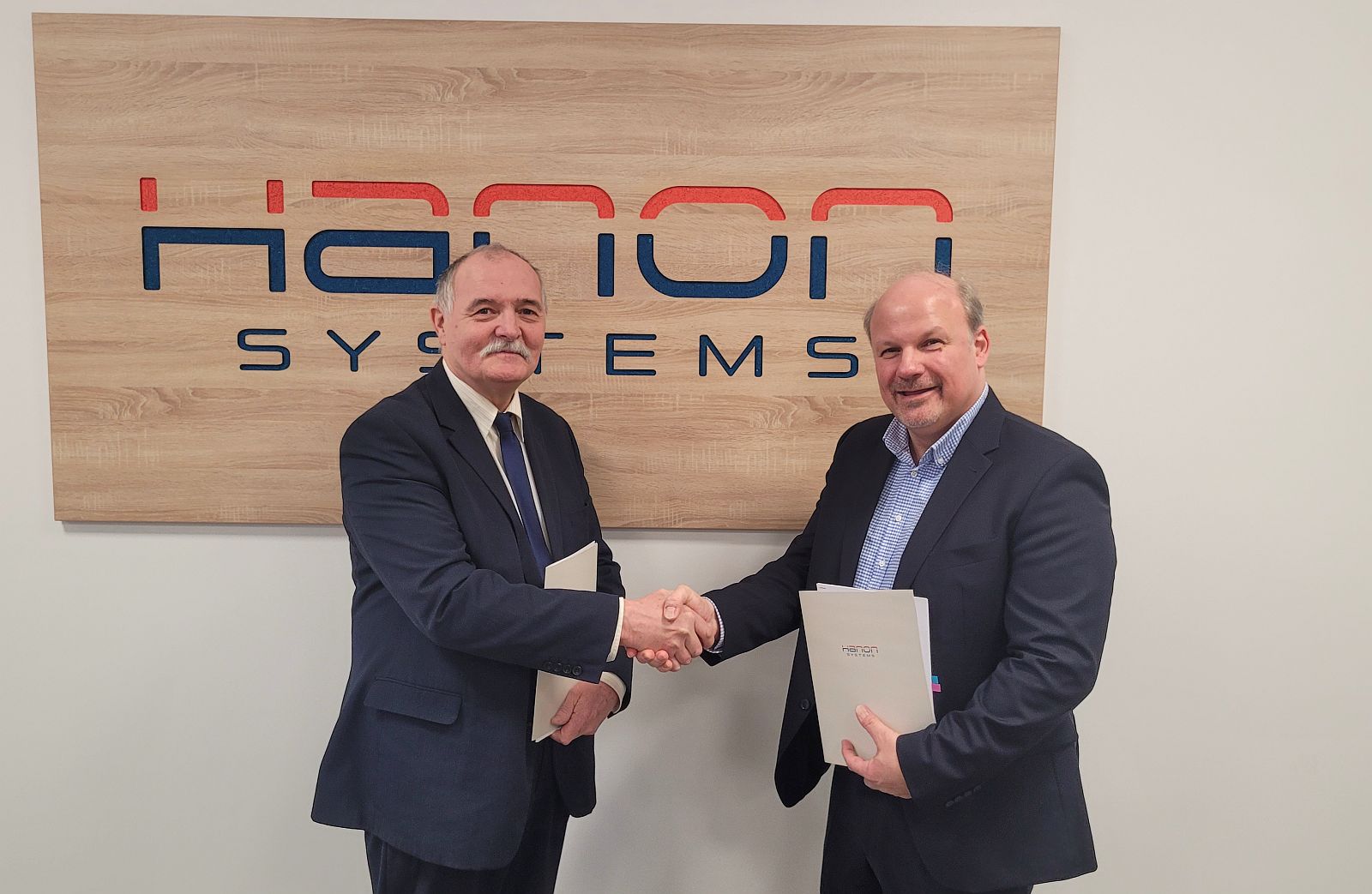 Eszközöket adományoz a fehérvári műszaki egyetemi karnak a Hanon Systems Hungary