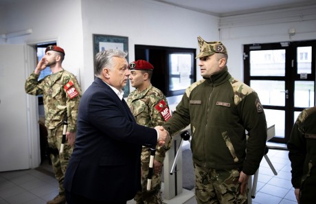 Fehérváron, az Összhaderőnemi Műveleti Vezetési Irányító Központnál tett látogatást a miniszterelnök