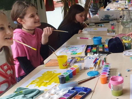 A szájjal és lábbal festést próbálták ki a Hétvezér iskola diákjai