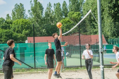 Egész nap pattogott a labda – Sportnapot rendezett a Székesfehérvári Diáktanács