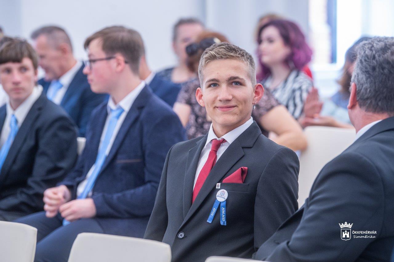 Az országos tanulmányi és szakmai versenyeken szerepelt fehérvári diákokat köszöntötték