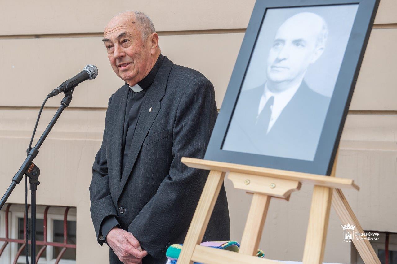 Az életével üzen hitről és emberségről! – felavatták Lukács József paptanár emléktábláját a Teleki Gimnáziumnál