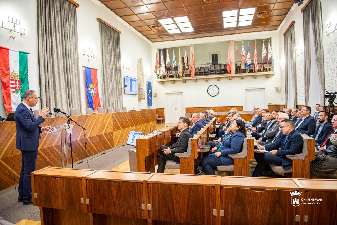 Navracsics Tibor miniszter tartott előadást a Székesfehérvár Jövőjéért Egyesület ülésén